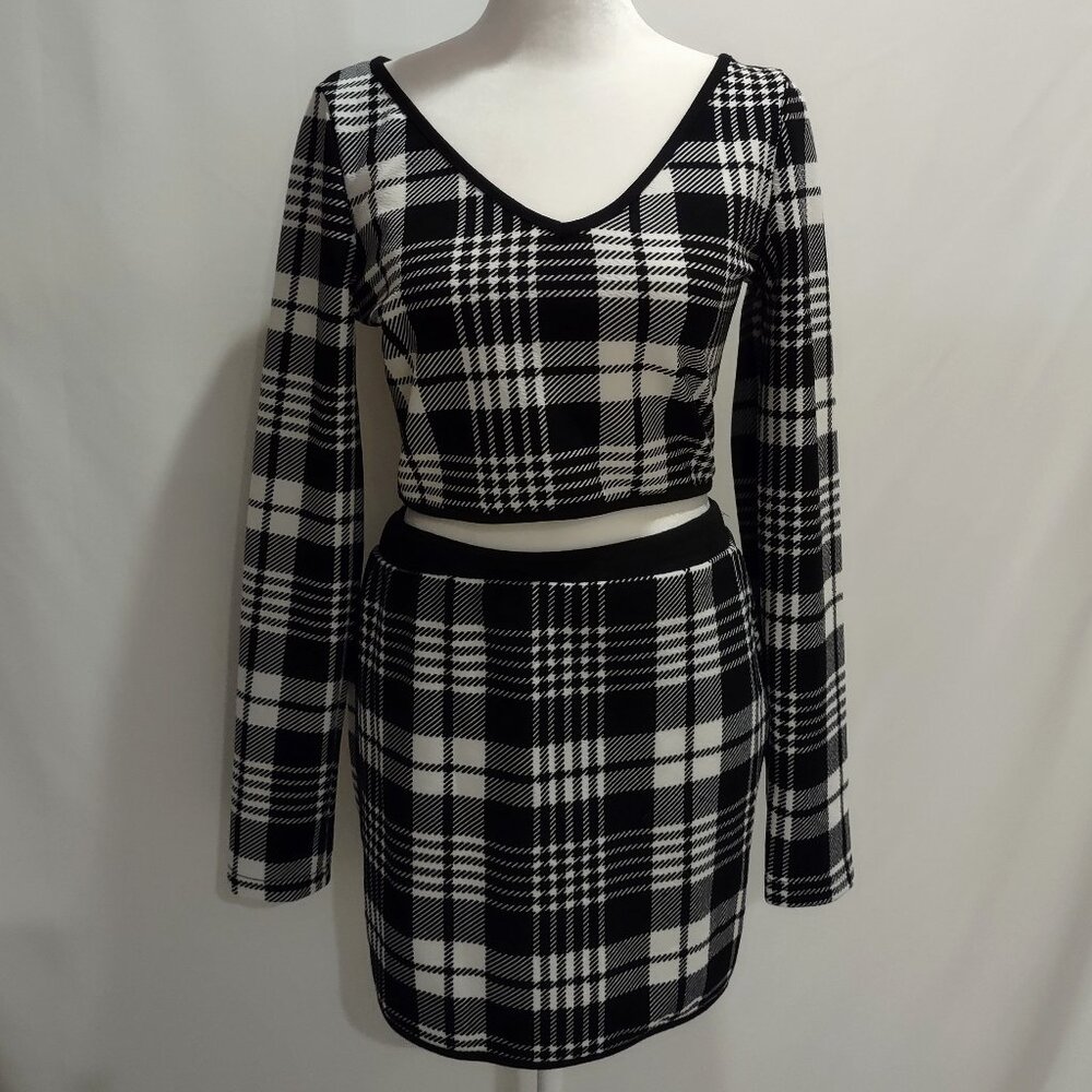EUC Black and White Plaid Print V-neck Cropped Tee and Bodycon Skirt